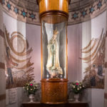 Eine Marienstatue in der Krypta in der Kirche Notre-Dame de Fourvière in Lyon