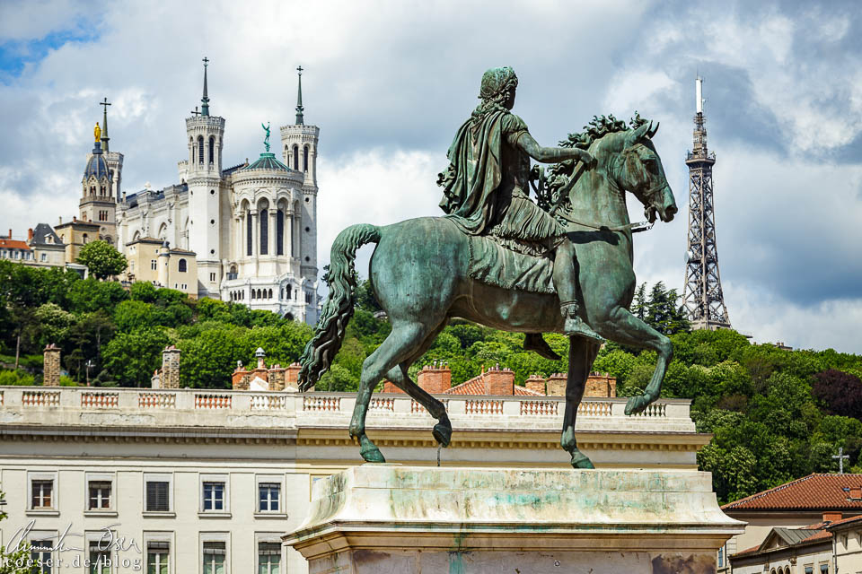 Notre-Dame de Fourvière, Eiffelturm und Reiterstatue von Ludwig XIV. auf dem Place Bellecour in Lyon