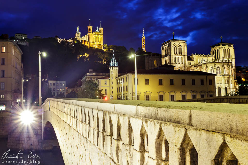 Beleuchtete Pont Bonaparte, Notre-Dame de Fourvière und Cathédrale Saint-Jean-Baptiste in Lyon