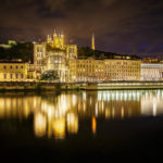 Abendlicher Blick vom Saône-Ufer auf die Altstadt Vieux-Lyon, die Kathedrale und die Kirche Notre-Dame de Fourvière