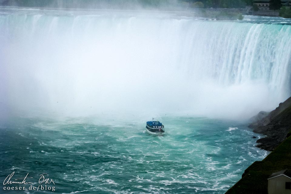 Boot Maid of the Mist vor den Niagarafällen