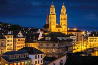 Beleuchtetes Großmünster in Zürich