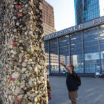 Mit Kaugummis beklebtes Stück der Berliner Mauer auf dem Potsdamer Platz in Berlin