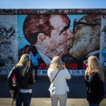 „Der Bruderkuss“ von Dimitrji Vrubel auf der East Side Gallery (Berliner Mauer)
