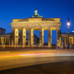 Autos fahren vor dem Brandenburger Tor in Berlin vorbei