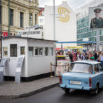 Ein Trabi überquert den früheren Grenzübergang Checkpoint Charlie in Berlin