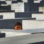 Eine Frau zwischen dem Denkmal für die ermordeten Juden Europas (Holocaust-Mahnmal) in Berlin