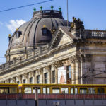 Eine S-Bahn fährt vor dem Bode-Museum in Berlin vorbei