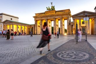 Beleuchtetes Brandenburger Tor in Berlin