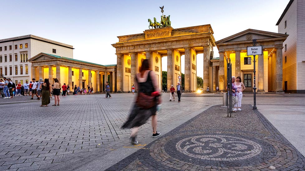 Beleuchtetes Brandenburger Tor in Berlin