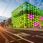 Das beleuchtete Ars Electronica Center (AEC) in Linz