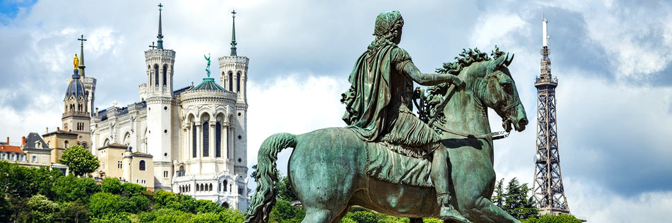 Blick vom Place Bellecour auf die Kirche Notre-Dame de Fourvière und den Eiffelturm in Lyon