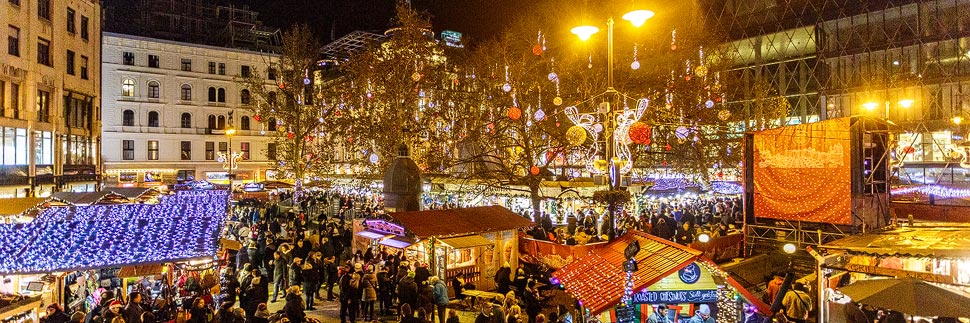 Weihnachtsmarkt am Platz Vörösmarty tér in Budapest