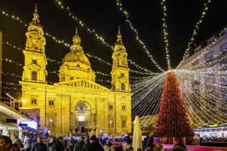 Weihnachtsmarkt vor der St.-Stephans-Basilika in Budapest