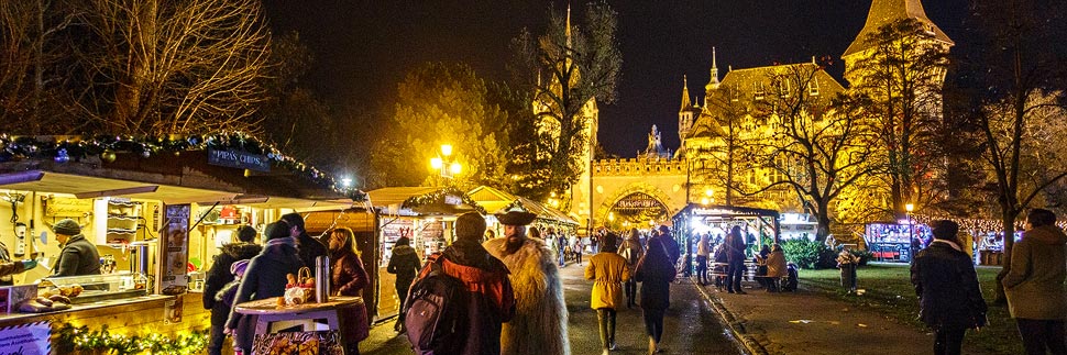 Weihnachtsmarkt vor dem Schloss Vajdahunyad in Budapest