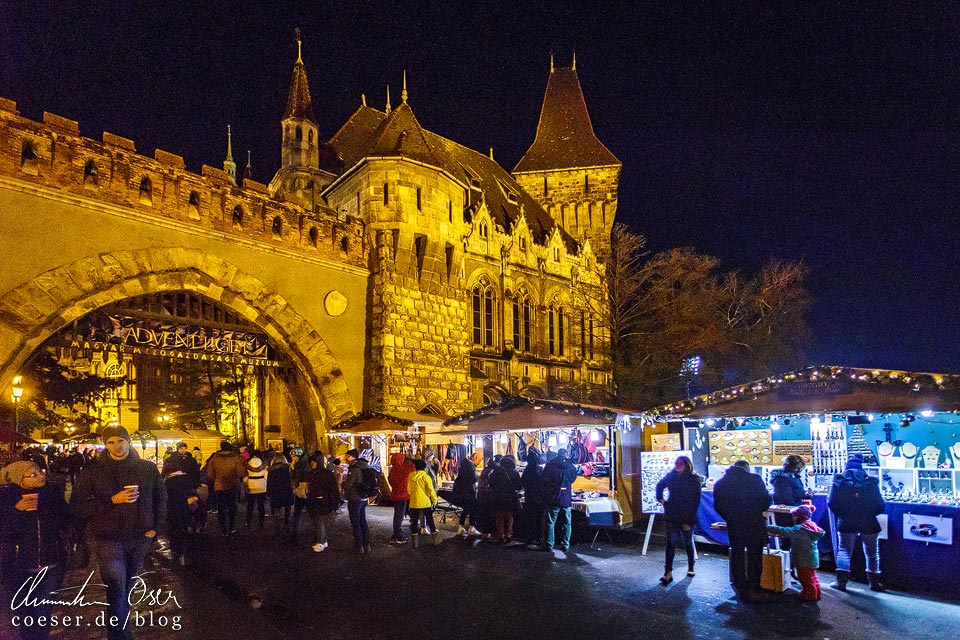 Weihnachtsmarkt vor dem Schloss Vajdahunyad in Budapest