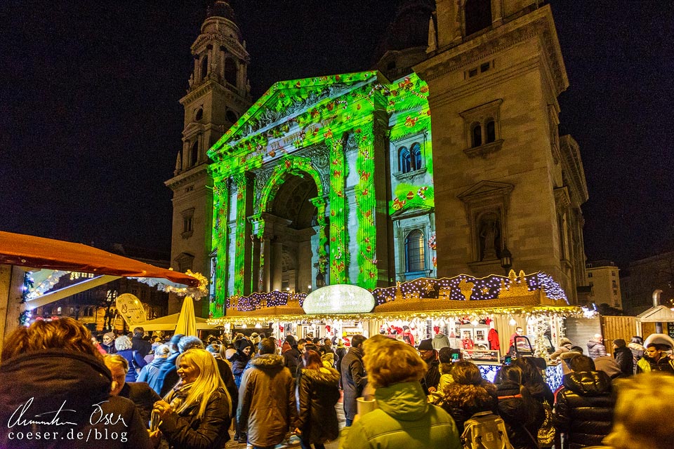 Lichtinstallation am Weihnachtsmarkt vor der St.-Stephans-Basilika in Budapest