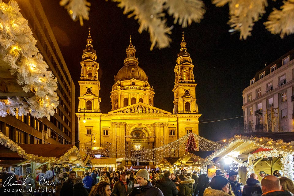 Weihnachtsmarkt vor der St.-Stephans-Basilika in Budapest