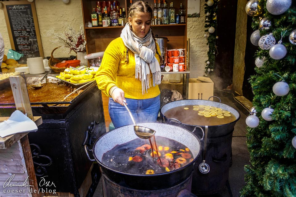 Ungarischer Glühwein aus dem Kessel