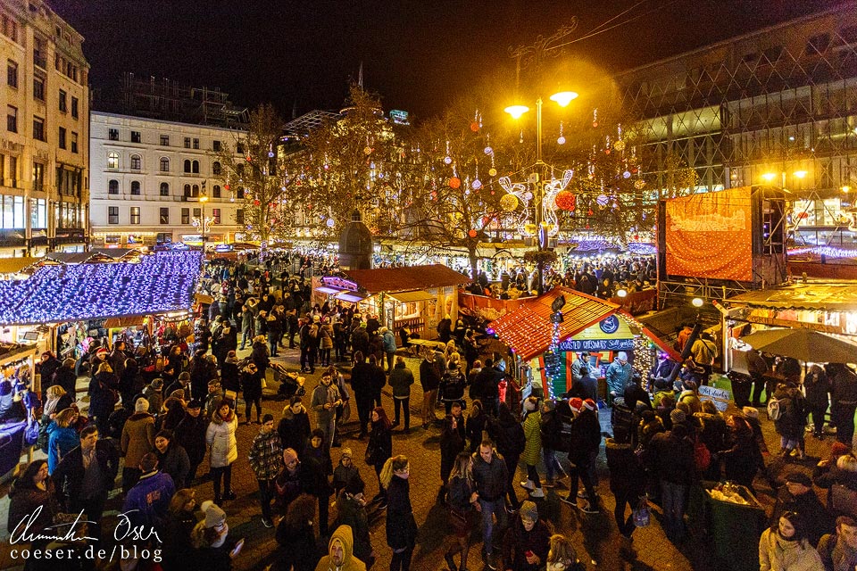 Weihnachtsmarkt am Platz Vörösmarty tér in Budapest