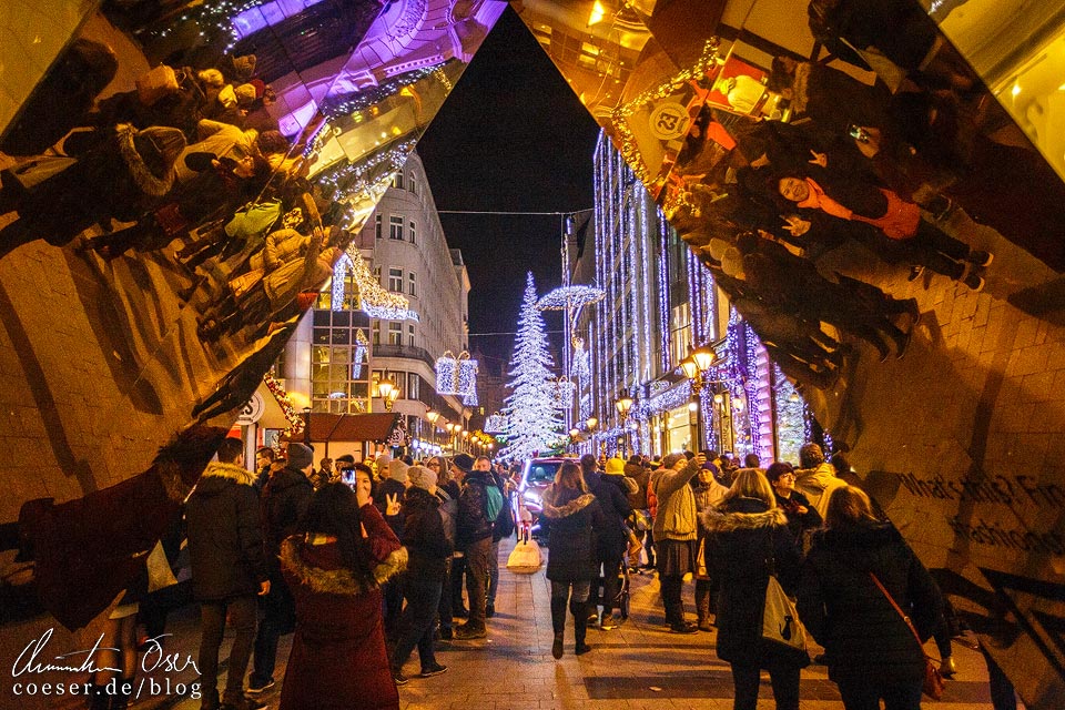 Fashion Street neben dem Weihnachtsmarkt am Platz Vörösmarty tér in Budapest