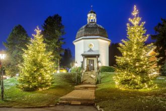 Beleuchtete Stille-Nacht-Kapelle in Oberndorf bei Salzburg