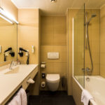 Bad im Doppelzimmer im Austria Trend Hotel Europa Salzburg