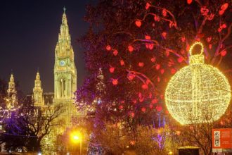 Herzerlbaum auf dem Christkindlmarkt vor dem Wiener Rathaus