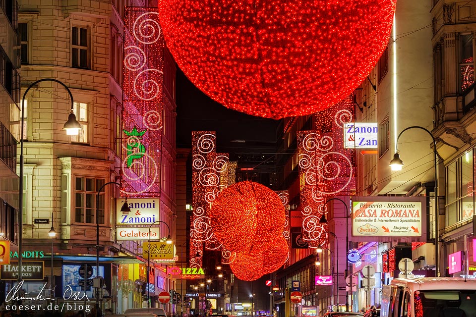 Überdimensionale rote Christbaumkugeln in der Rotenturmstraße in Wien