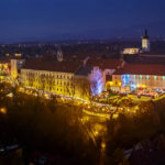 Blick vom Hochhaus Zagreb 360° auf die weihnachtlich beleuchtete Strossmayer-Promenade in Zagreb