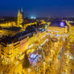 Blick auf den beleuchteten Ban-Jelačić-Platz und die Kathedrale vom Hochhaus Zagreb 360°