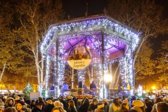 Beleuchteter Weihnachtsmarkt im Zrinjevac-Park in Zagreb