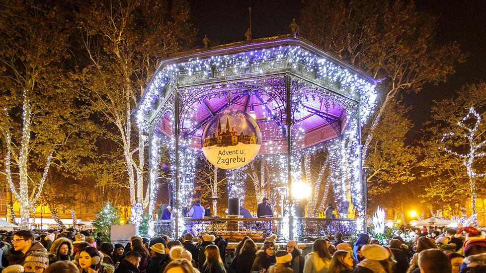 Beleuchteter Weihnachtsmarkt im Zrinjevac-Park in Zagreb
