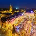 Der beleuchtete Weihnachtsmarkt auf dem Ban-Jelačić-Platz