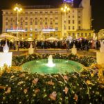 Riesiger Adventkranz auf dem Weihnachtsmarkt auf dem Ban-Jelačić-Platz