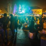 Besucher auf dem Weihnachtsmarkt Fooling around (Fuliranje) in Zagreb