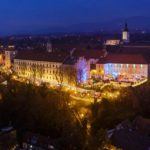 Der beleuchtete Weihnachtsmarkt auf der Strossmayer-Promenade in Zagreb