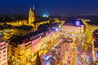 Nachtaufnahme des Hauptplatz von Zagreb