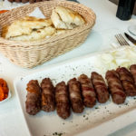 Eine Portion Ćevapi im Bistro „Na Dolcu“ in Zagreb