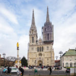 Außenansicht der Kathedrale von Zagreb und des Brunnens mit der Mariensäule