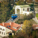 Blick vom Hochhaus Zagreb 360° auf die Bergstation der Standseilbahn (Uspinjača) in Zagreb