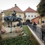 Statue des Heiligen Georg (Juraj) mit erschlagenem Drachen vor dem Steintor in Zagreb