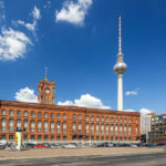 Das Rote Rathaus und der Berliner Fernsehturm