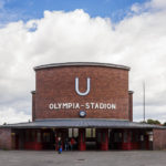 Außenansicht der U-Bahn-Station Olympia-Stadion in Berlin