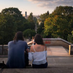 Ein Paar blickt auf den Viktoriapark in Berlin