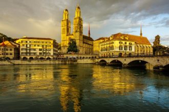 Großmünster und Limmat in Zürich während eines Sonnenuntergangs