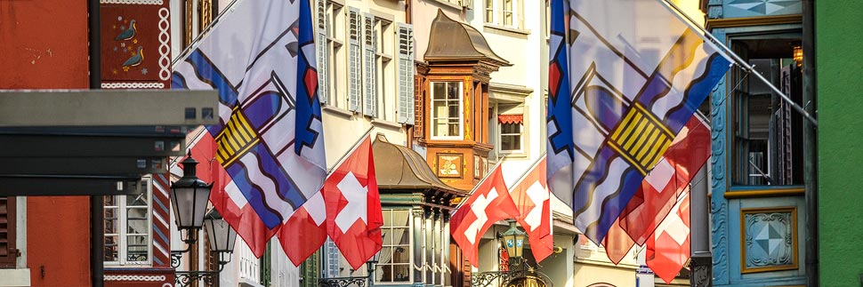 Schweizer Flaggen in der Augustinergasse in Zürich
