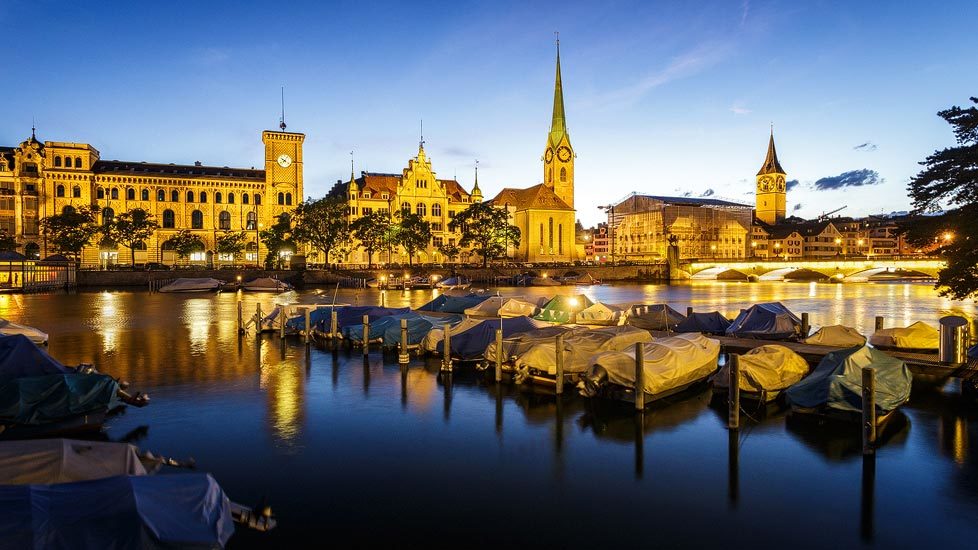 Limmatquai in Zürich während der blauen Stunde