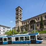 Außenansicht der Liebfrauenkirche in Zürich mit Straßenbahn