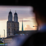 Blick auf das Grossmünster aus einem Boot der Limmat-Schifffahrt in Zürich